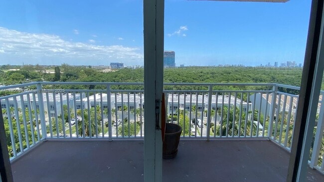 Foto del edificio - 2450 NE 135th St