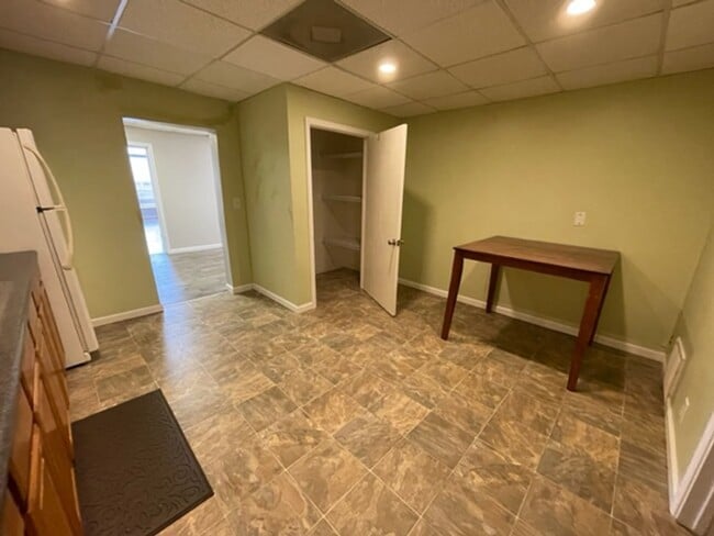 Building Photo - 3bedroom/1 bath apartment -upstairs above ...