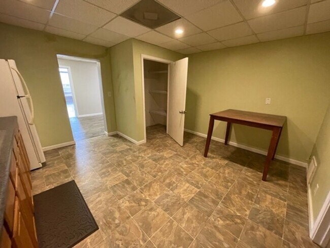 Foto del edificio - 3bedroom/1 bath apartment -upstairs above ...