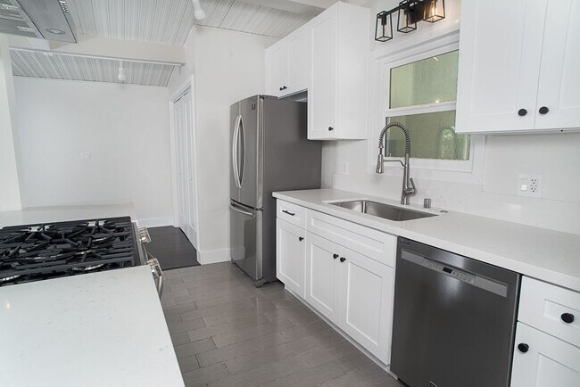 Building Photo - 10830 Paso Robles Ave