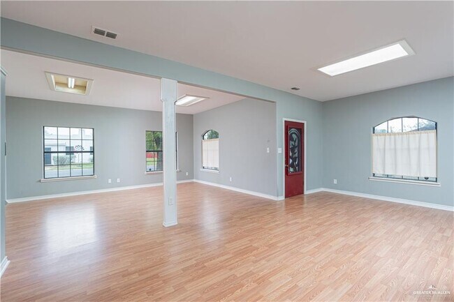 Building Photo - 700 N 7th St