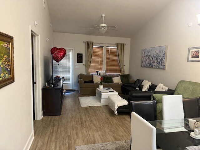 Foto del edificio - 5504 Hampton Woods Way