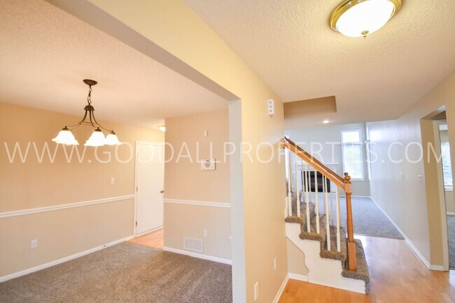 Foto del edificio - 4 Bedroom 2.5 Bathroom home in Urbandale