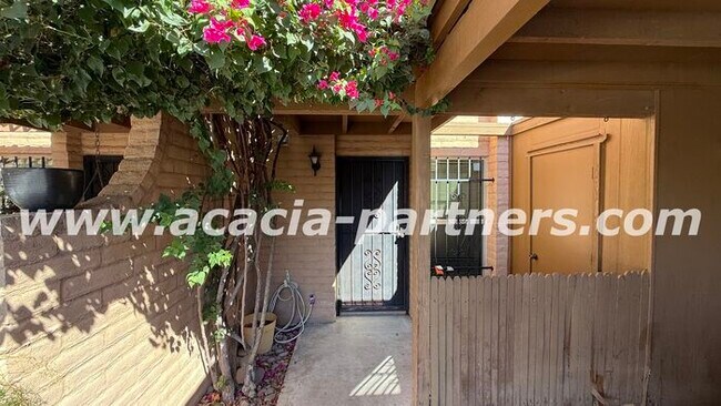 Foto del edificio - Spacious Two-Story Town Home