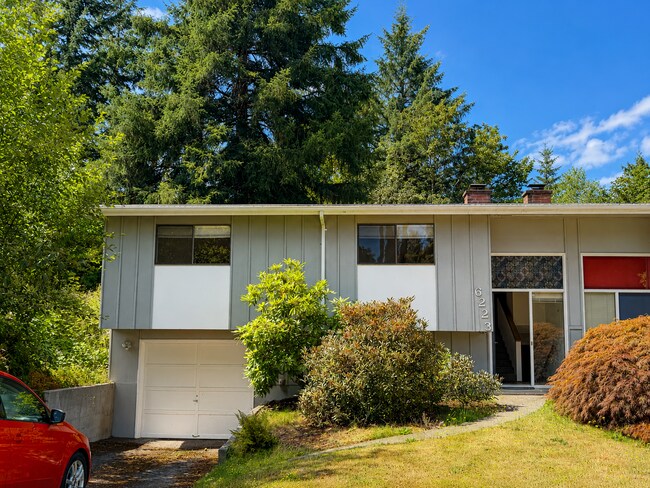 Foto del edificio - Beautiful Split-Level Home with Fireplace, Deck, Garage, and EV Charger
