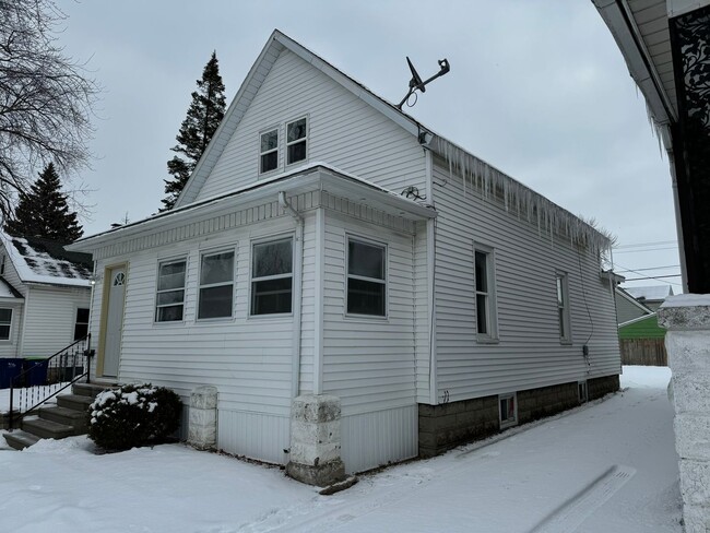 Building Photo - 3 Bedroom with a Possible 4th Bay City Ren...