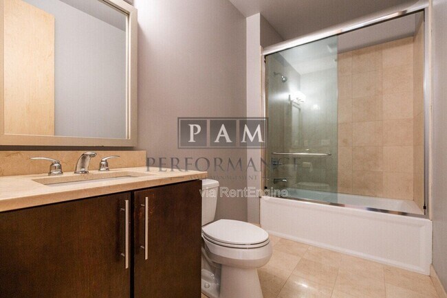 Foto del edificio - 239 E Chicago St