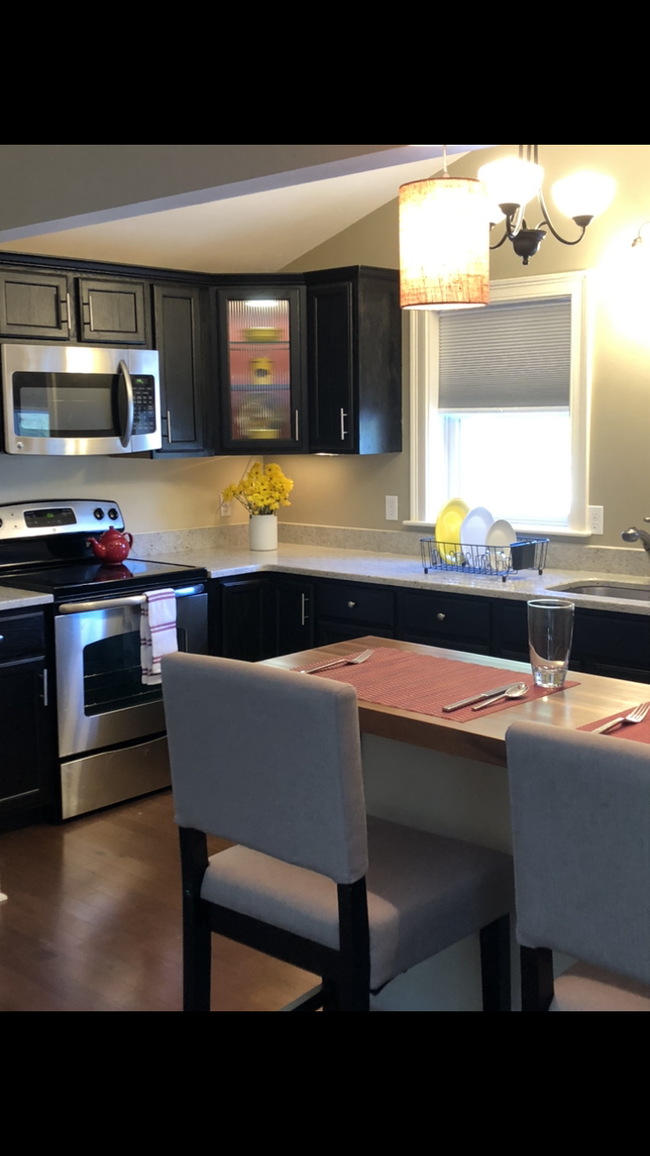 Tasteful kitchen with modern appliances - 1012 Washington St