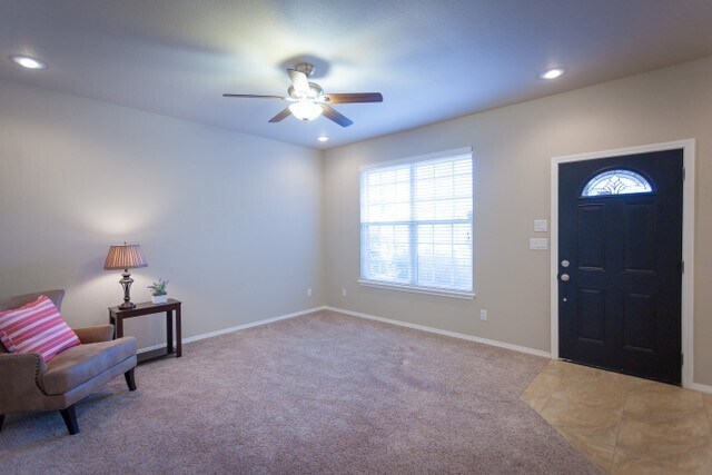 Foto del edificio - Beautiful duplex with granite countertops and more!