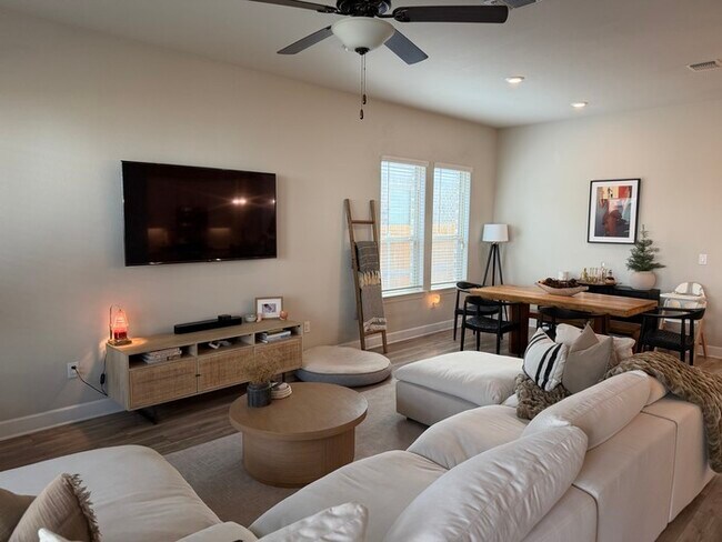 Foto del edificio - Stylish 3BR 2BA Home w/ Community Pool+ Park + Fenced Yard + Covered Patio in South Austin