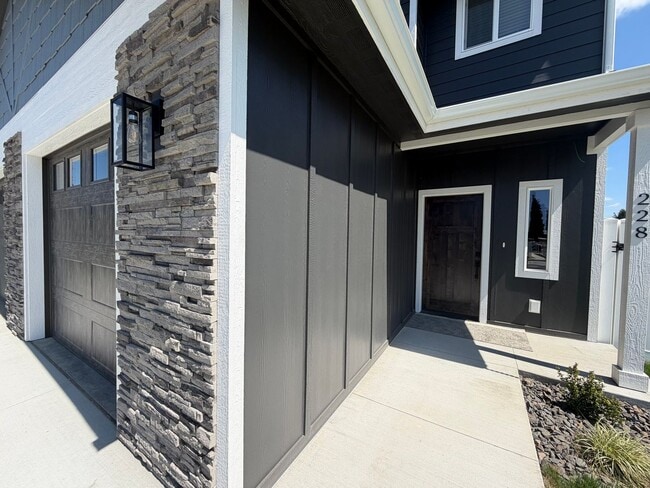 Building Photo - Brand New Hayden Townhome