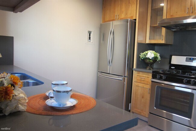 Building Photo - 2 br, 1.5 bath Townhome - 1229 West McKinl...