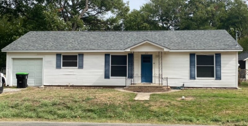 Primary Photo - 217 S Prairie St
