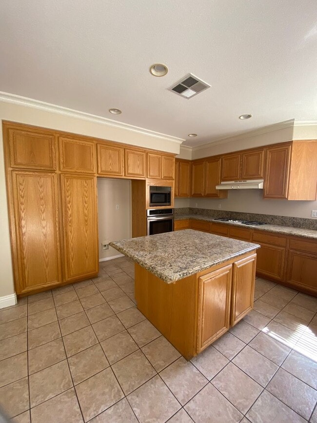 Foto del edificio - Beautiful 4 bedroom, 3.5 bath + office + l...