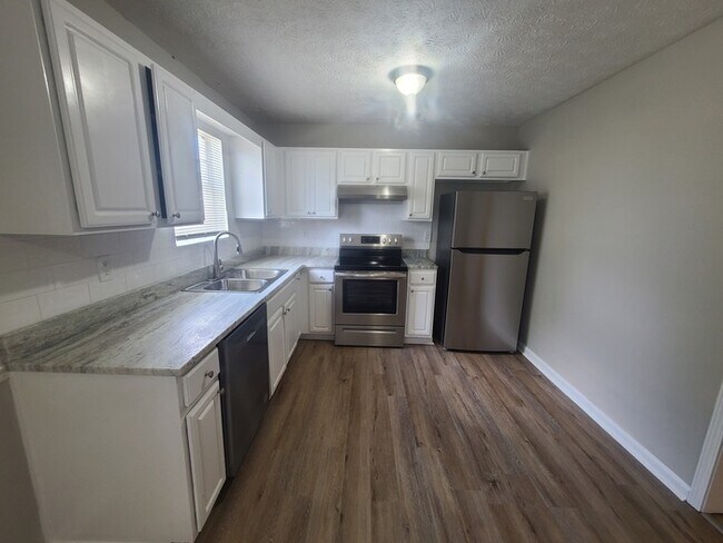 Foto del edificio - Gorgeous 3BR 2.5BA Home w/ Renovated Kitchen • Fenced Backyard• Garage Parking in Jonesboro