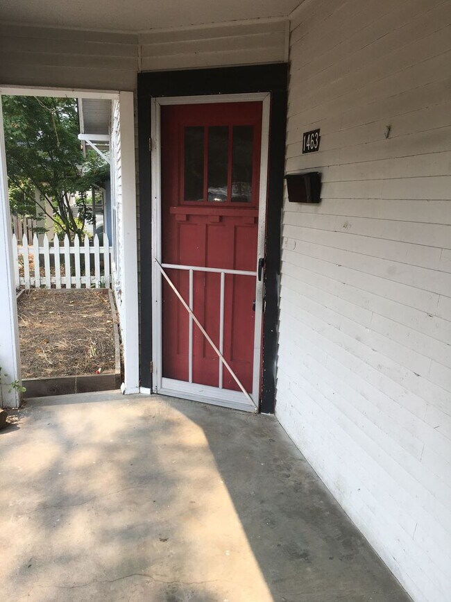 Foto del edificio - East Eugene Cottage ~ Campus ~ Fenced back/front yards ~ Off Street Parking
