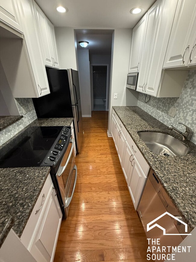 Building Photo - 744 W Gordon Terrace