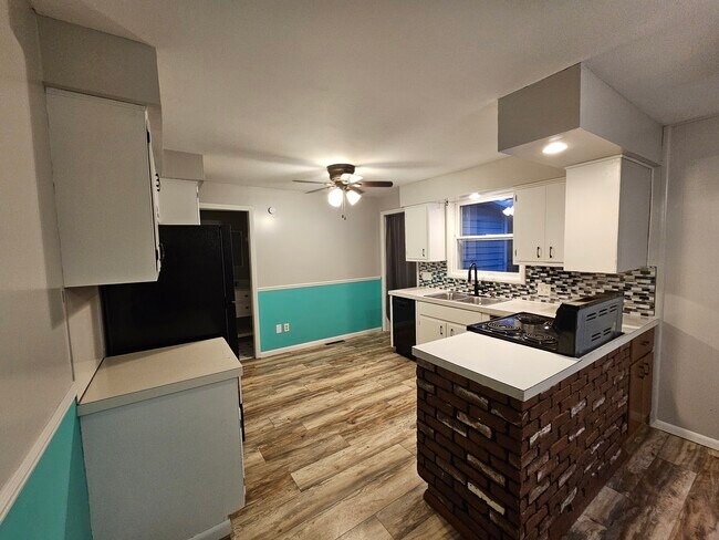 Foto del edificio - 410 W Bond St