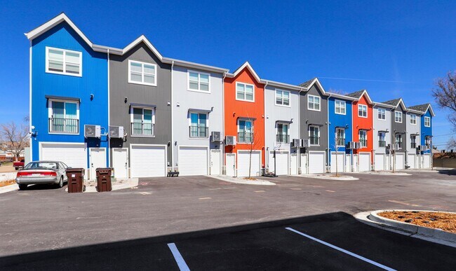 Foto del edificio - 1 Month Free! Brand New Townhomes in the h...