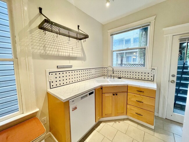 Foto del edificio - Charming 2Br Edwardian Condo in the heart ...