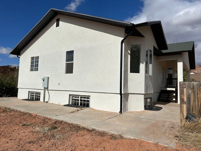 Foto del edificio - *utilities included* Remodeled 3 bed 3 bath apartment