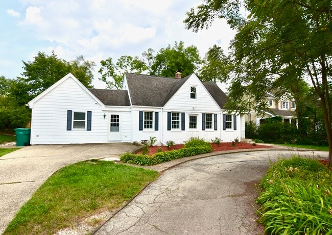 Building Photo - 619 Hillside Rd