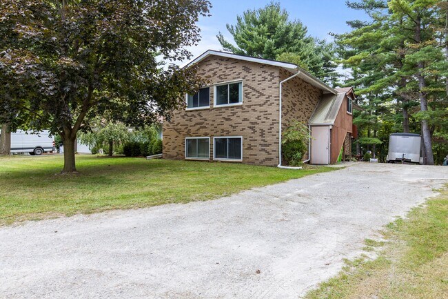 Building Photo - 8820 Garfield Dr