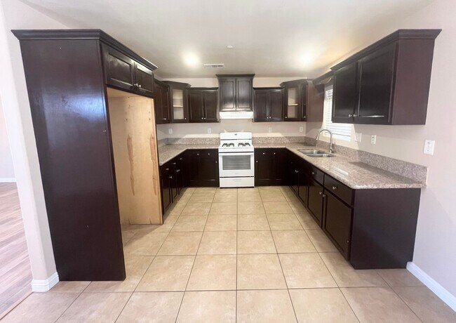 Foto del edificio - 621-623 W Imperial Hwy