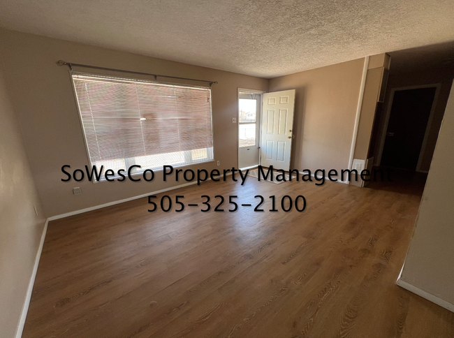 Building Photo - Three Bedroom Home off Hutton