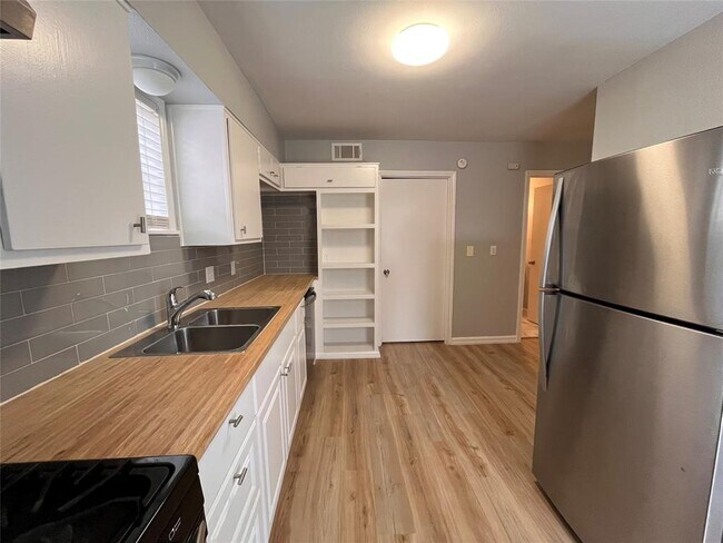 Foto del edificio - 8802 Little Walnut Dr