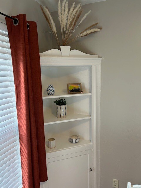 Foto del edificio - 6213 Nagel Ave