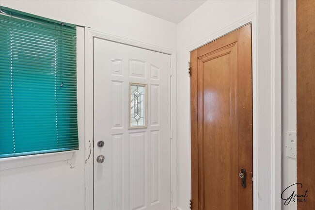 Building Photo - 3 bedroom bungalow $1250