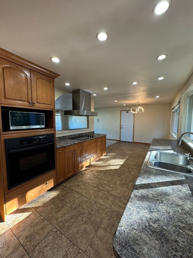 Foto del edificio - CLICK "REQUEST A TOUR" NOW!