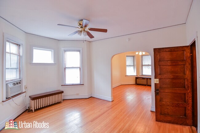Building Photo - 3821 N Damen Ave