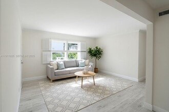 Building Photo - 7640 SW 54th Ct