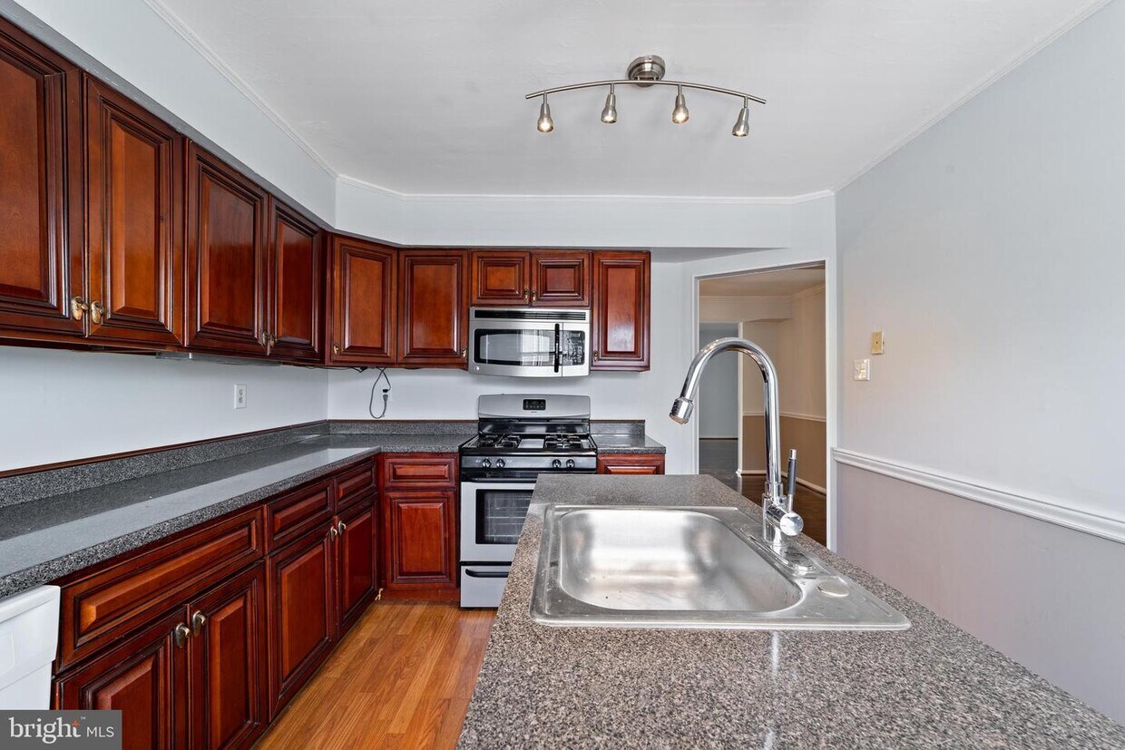 Primary Photo - 1432 Boxwood Dr
