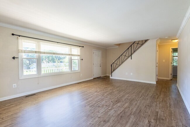 Foto del edificio - Spacious 4 BR/2 BA Single-Family Home in B...