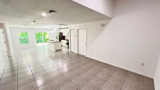 Foto del edificio - Beautiful 4 Bedroom, 2 Bathroom Home in Pa...