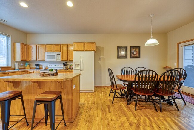 Building Photo - Fully Furnished Running Y Townhouse