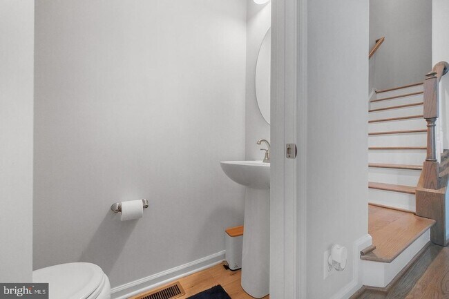 Foto del edificio - 52 Caswell Dr