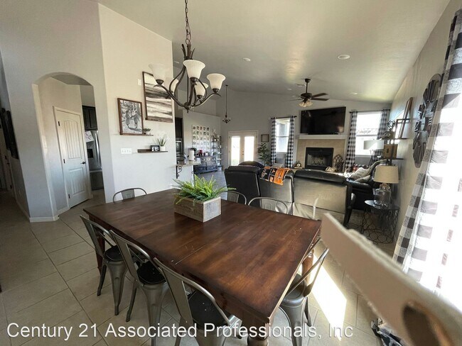 Building Photo - 4 br, 2 bath House - 1902 Emerald Ct