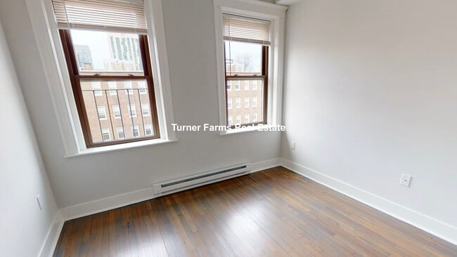 Building Photo - 61 Park Dr