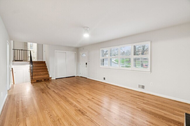 Foto del edificio - Charming 4BR/2BA Home for Rent in McLean!