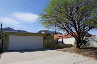 Building Photo - 54865 Avenida Vallejo