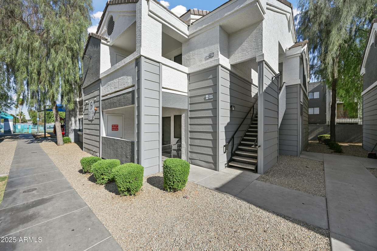 Primary Photo - 3065 N 67th Ave