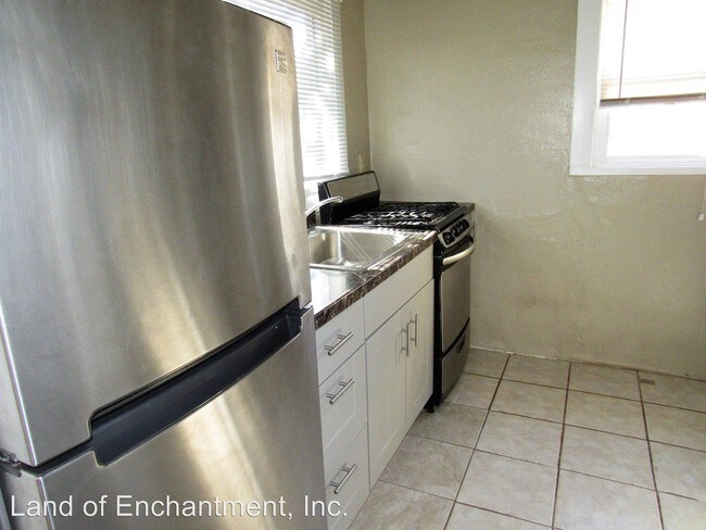 Building Photo - 1 br, 1 bath Apartment - 114 Maple St. SE #2