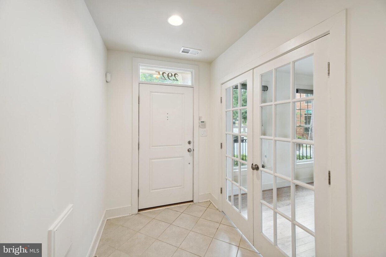Foto principal - 2925 Chancellor's Way NE