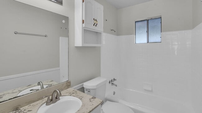 Foto del edificio - E 35th St Duplex