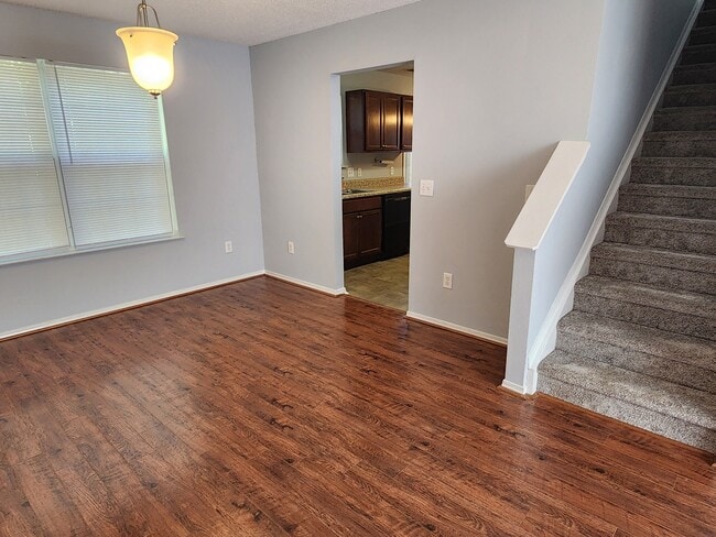 Dining - 6 Hideaway Ct