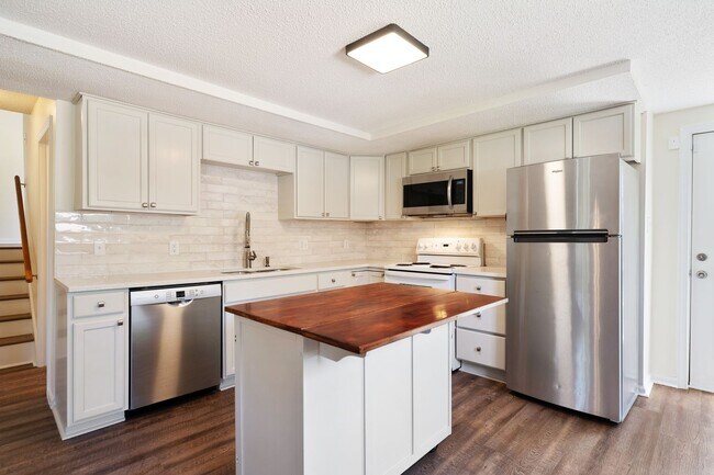 Foto del edificio - Renovated 3 bed/2 bath with spacious backy...